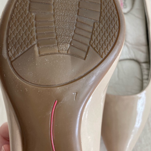 Beige pointed toe kitten heel pumps - Picture 7 of 9